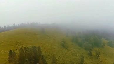 4K云雾缭绕的柴河视频的预览图